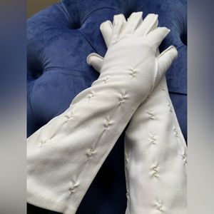 Beautiful Bracelet Length Gloves